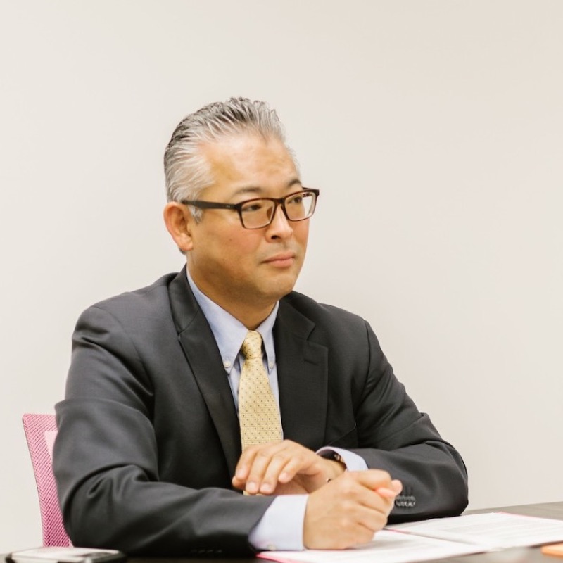 オフィスで話す経営者