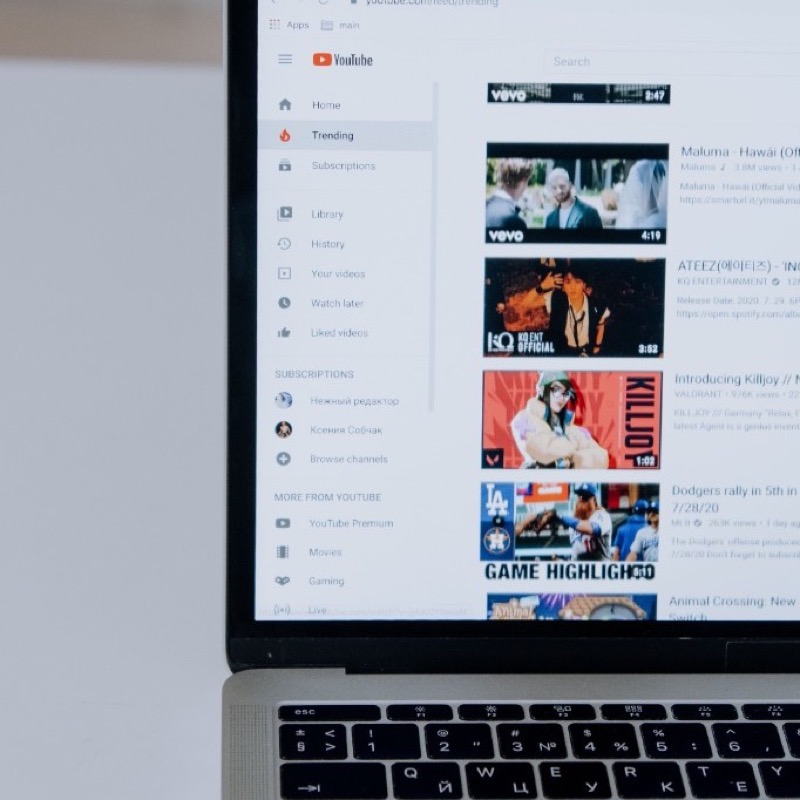 YouTubeのトレンド動画を閲覧する様子