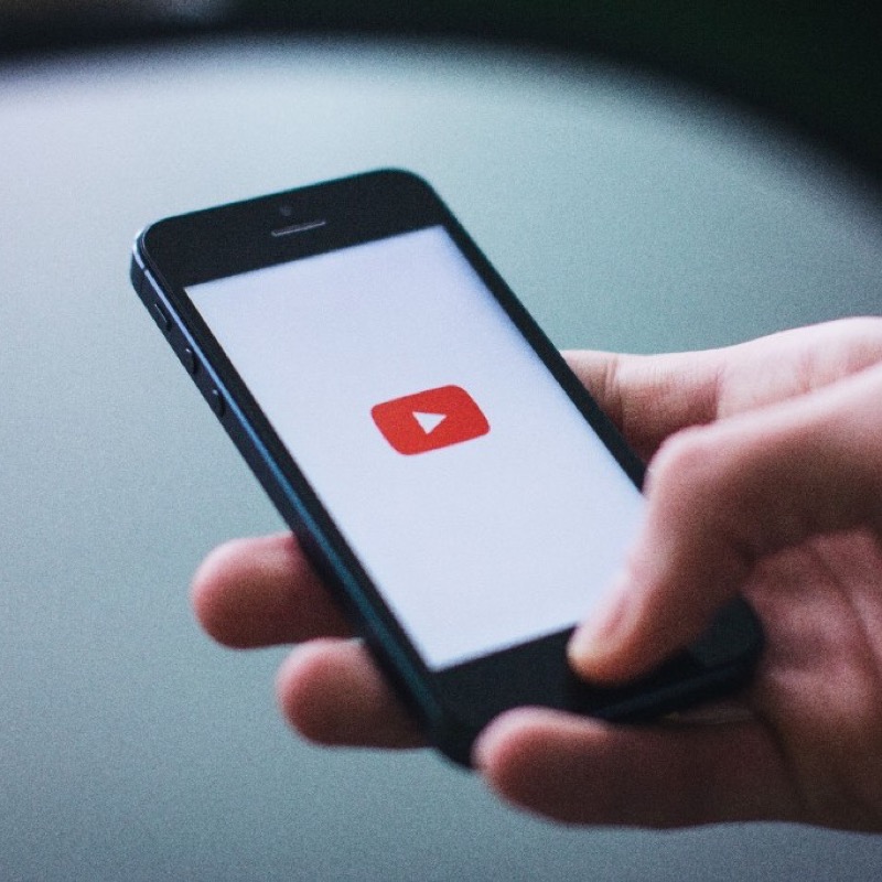 スマートフォンでYouTubeを視聴する様子